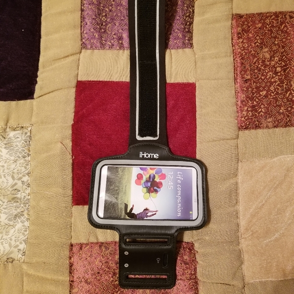 Apple iHome Fitness Arm Band - Picture 3 of 6